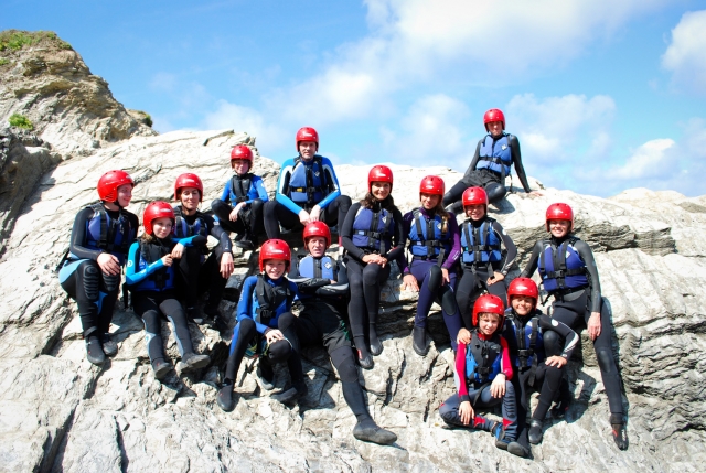  Coasteering en un día brillante y soleado 